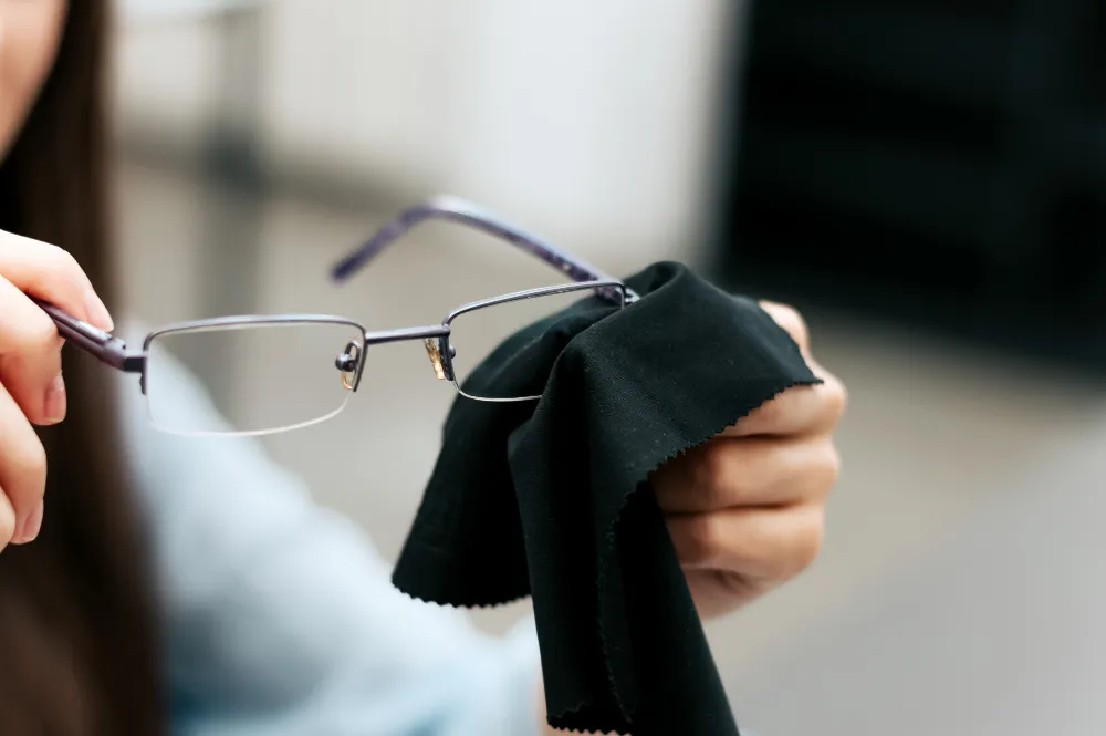 Cómo cuidar tus gafas para que duren más y te den siempre la mejor versión