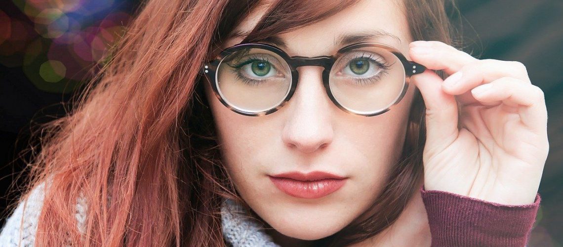 mujer con gafas